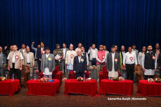 माधवको दायाँबायाँ प्रचण्ड र देउवा, तस्विरमा नेकपा एकीकृत समाजवादीको महाधिवेशन