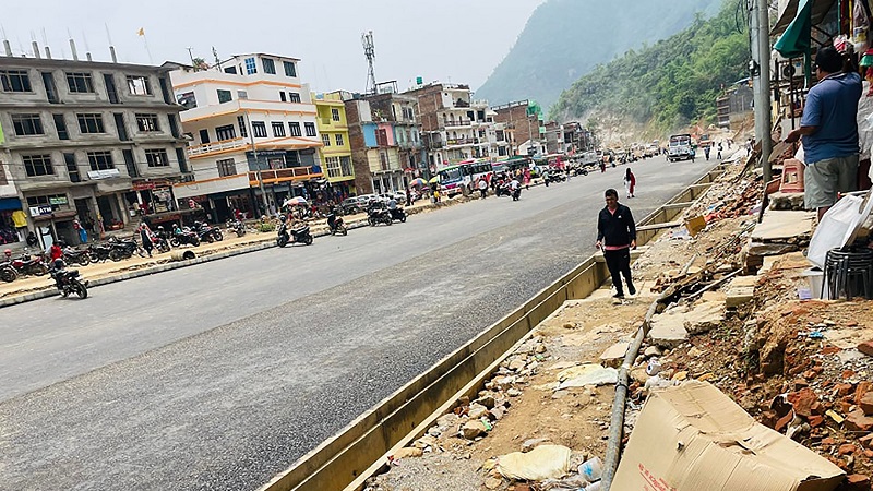 मुग्लिन-पोखरा सडक : डुम्रेबजारका सात जना घरधनीले संरचना नहटाउँदा काममा विलम्ब