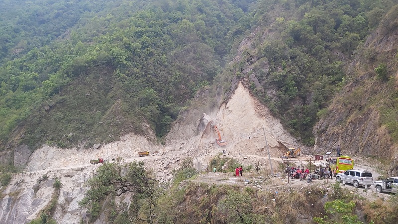 पहिरो हटाइएसँगै खुल्यो हेटौंडा-काठमाडौं सडक, महादेवटार खण्ड पनि संचालनमा पहिरो हटाइएसँगै खुल्यो हेटौंडा-काठमाडौं सडक, महादेवटार खण्ड पनि संचालनमा