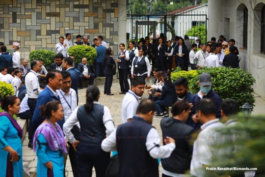 आफूले दिएको छहारी दलका लागि टाउको दुखाइ, शिक्षकको अन्दोलन नटुगिंदै कर्मचारीबाट आयो धम्की