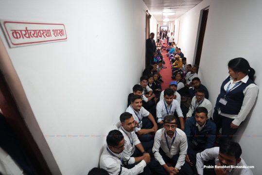 अतिरिक्त समय भत्ता र घरभाडा सुविधा माग्दै संसदका कर्मचारी आज पनि आन्दोलनमा