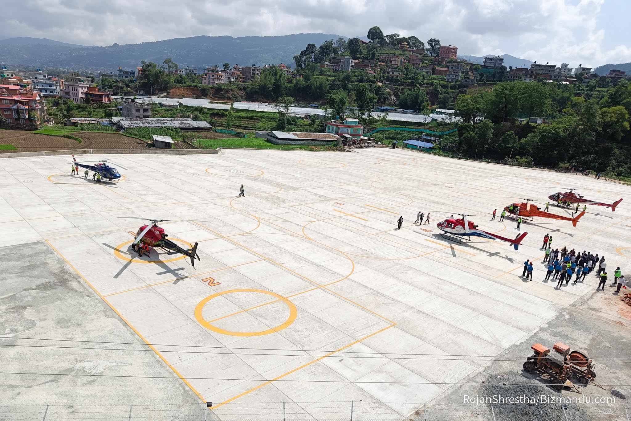 भक्तपुरको नलिञ्चोक हेलिप्याडमा हेलिकप्टर ल्यान्ड, अब ह्याङ्गर हब विस्तार गरिने भक्तपुरको नलिञ्चोक हेलिप्याडमा हेलिकप्टर ल्यान्ड, अब ह्याङ्गर हब विस्तार गरिने