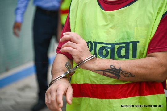 बुटवलबाट पोखरा हिँडेको इभी भ्यानमा ७ तोलाभन्दा बढी सुन, चालक प्रहरीको नियन्त्रणमा