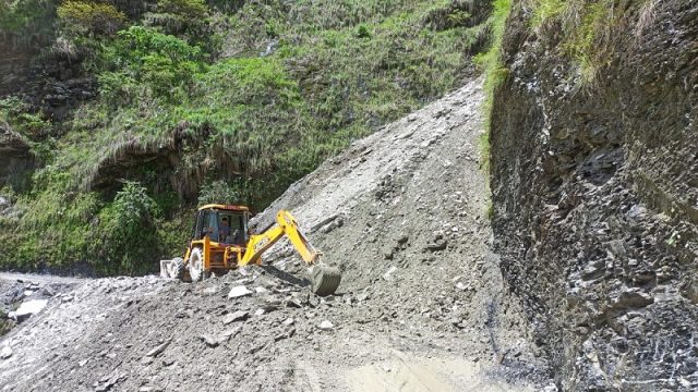 वर्षाका कारण दर्जनभन्दा बढी सडक सञ्जाल प्रभावित, यात्रामा सावधानी अपनाउन अनुरोध