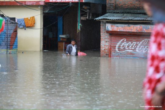बागमती खोलामा बाढी आउँदा बल्खु क्षेत्रका घरमा पस्यो कम्मर-कम्मरसम्म पानी