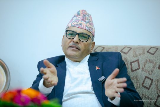 ५ वर्षे कार्यकाल सकेर आज गभर्नर अधिकारी बाहिरिँदै, पत्रकारलाई भेटेपछि कर्मचारीलाई सम्बोधन