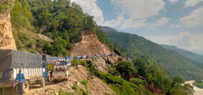 सडक भत्किएपछि कर्णाली राजमार्गमा ठूला सवारीसाधन संचालन गर्न रोक
