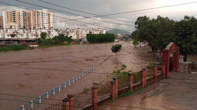 मनोहरा खोलामा बाढी आउँदा करिडोर क्षेत्र डुबानमा, ‘साढे ३ बजेदेखि नै घरभित्र पानी छिर्‍यो’