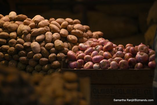 आपूर्ति सहज भएपछि प्याजको मूल्य सस्तियो, स्वदेशी आलुले बजारको माग धान्दै