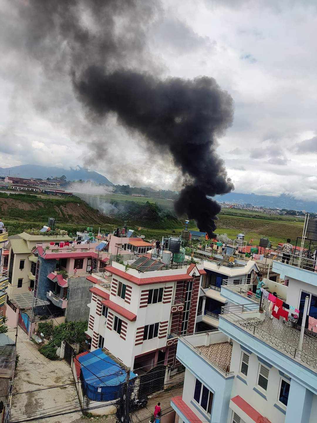 त्रिभुवन विमानस्थलभित्रै सौर्य एयरलाइन्सको जहाजमा आगलागी, विस्फोटसँगै धुँवाको मुस्लो