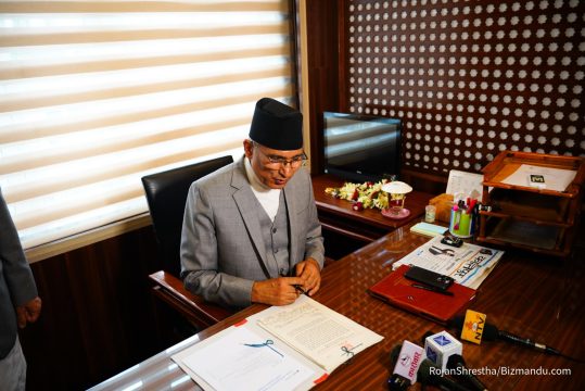 बुलले उकासेको क्षणिक मनोबल : सेयरको रेकर्डले ढाकेको आर्थिक संकट चिर्न कहाँ छन् अर्थमन्त्री?