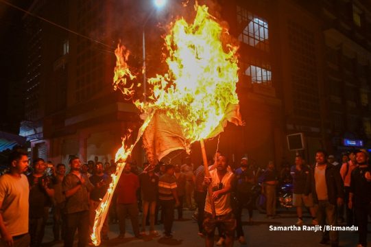 न्यूरोडमा जलाइयो बालेनको पुतला, ‘महानगरले कुरा सुनेन, डोजर नहटेसम्म हट्दैनौं’