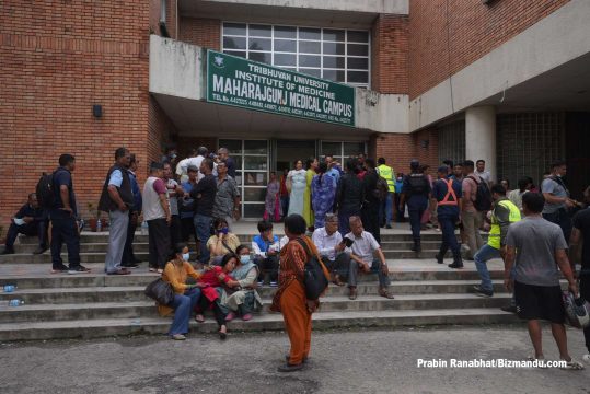 दुर्घटनामा निधन भएकाको शव कुर्दै आफन्त, शिक्षण अस्पताल बन्यो शोकाकुल