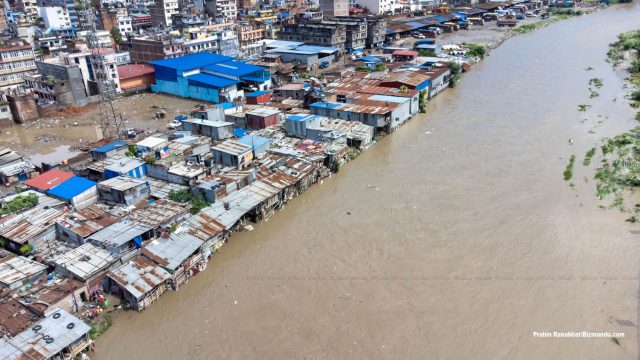 जलमग्न भयो बल्खु बजार, बागमती नदी किनार डुबानमा पर्दाको दृश्य
