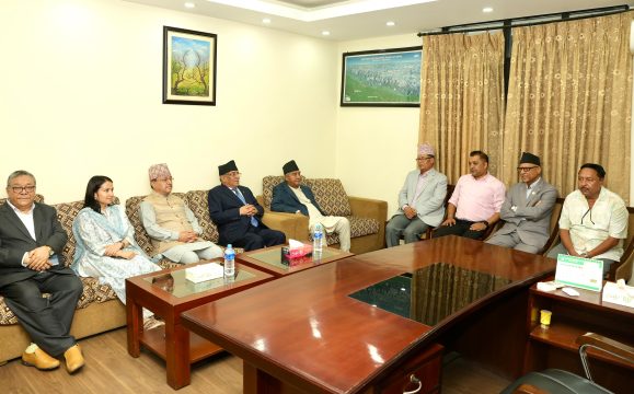 नयाँ समीकरणपछि सानेपामा ओली र प्रचण्ड, कांग्रेस नेतासँग यस्तो देखियो हाउभाउ