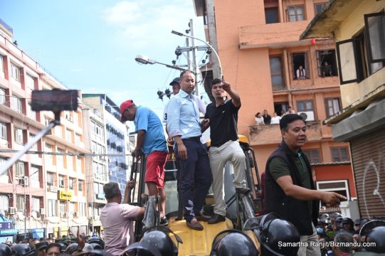 न्यूरोडमा फुटपाथ विस्तार : वडाअध्यक्ष नै डोजरमा चढे, एकजना प्रहरी नियन्त्रणमा