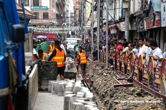 अदालतको आदेशपछि न्यूरोडमा सुरु भयो फुटपाथ विस्तारको काम, महानगरले काट्यो सडक