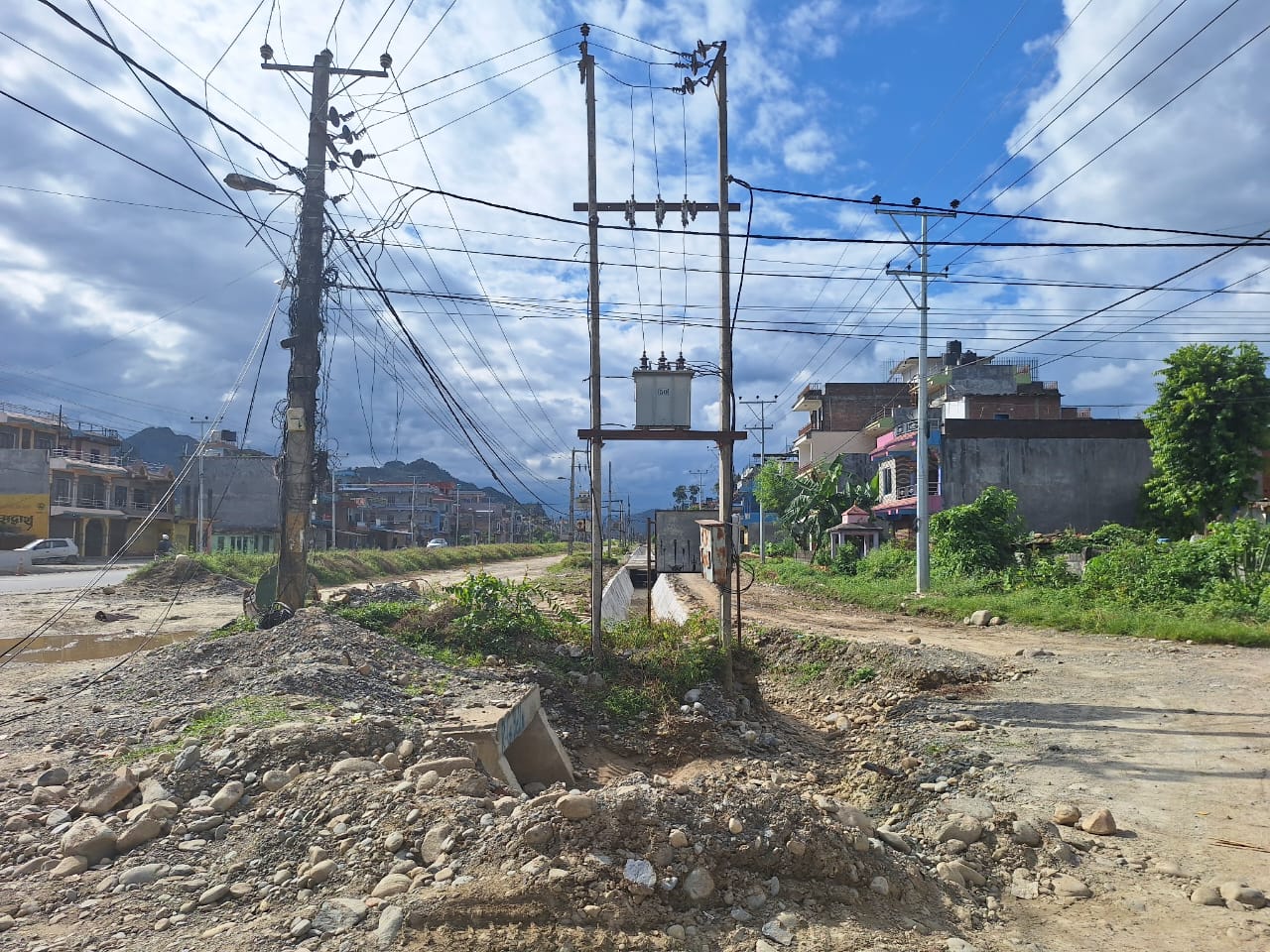 सम्झौता विपरित सडक आयोजनाको करोडौं रकम बिजुली पोल सार्नमा खर्च, महालेखाले उठायो प्रश्न
