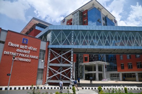 बुढानिलकण्ठको एक घरमा प्रहरीको छापा, जुवा र क्रिप्टो कारोबारको आरोपमा २२ जना पक्राउ