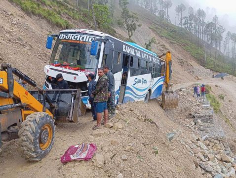 वर्षाका कारण रुकुमपूर्वस्थित मध्यपहाडी लोकमार्ग अवरुद्ध, पहिरो पन्छाउने प्रयास जारी