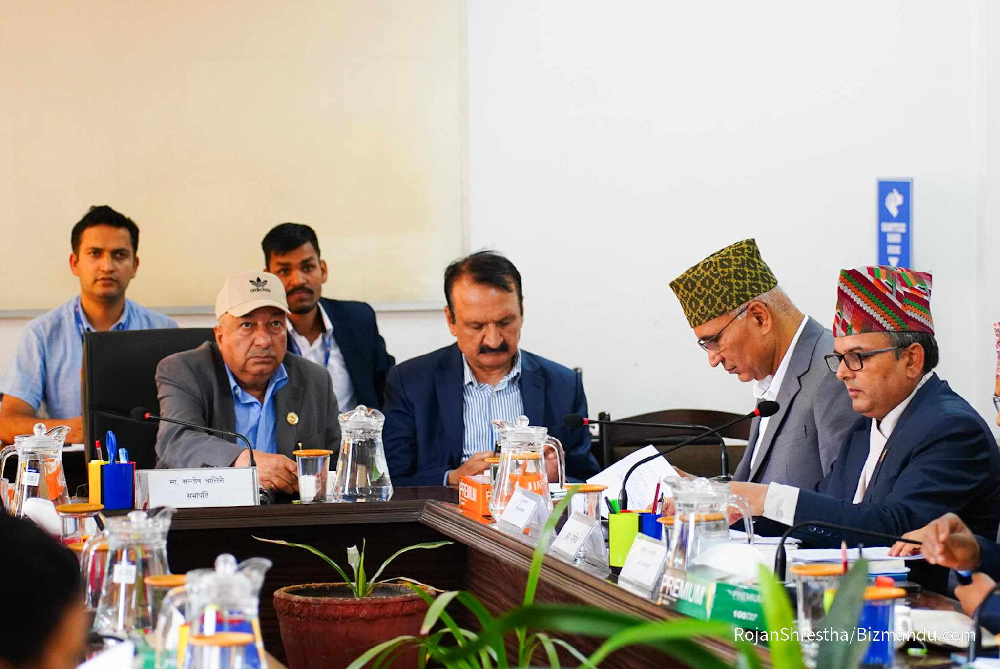 आयोजना कटौती गर्न पूर्वअर्थमन्त्री महतको प्रस्ताव, ‘पुँजीगत खर्च बढाउन ठेक्का भदौमै’ आयोजना कटौती गर्न पूर्वअर्थमन्त्री महतको प्रस्ताव, ‘पुँजीगत खर्च बढाउन ठेक्का भदौमै’