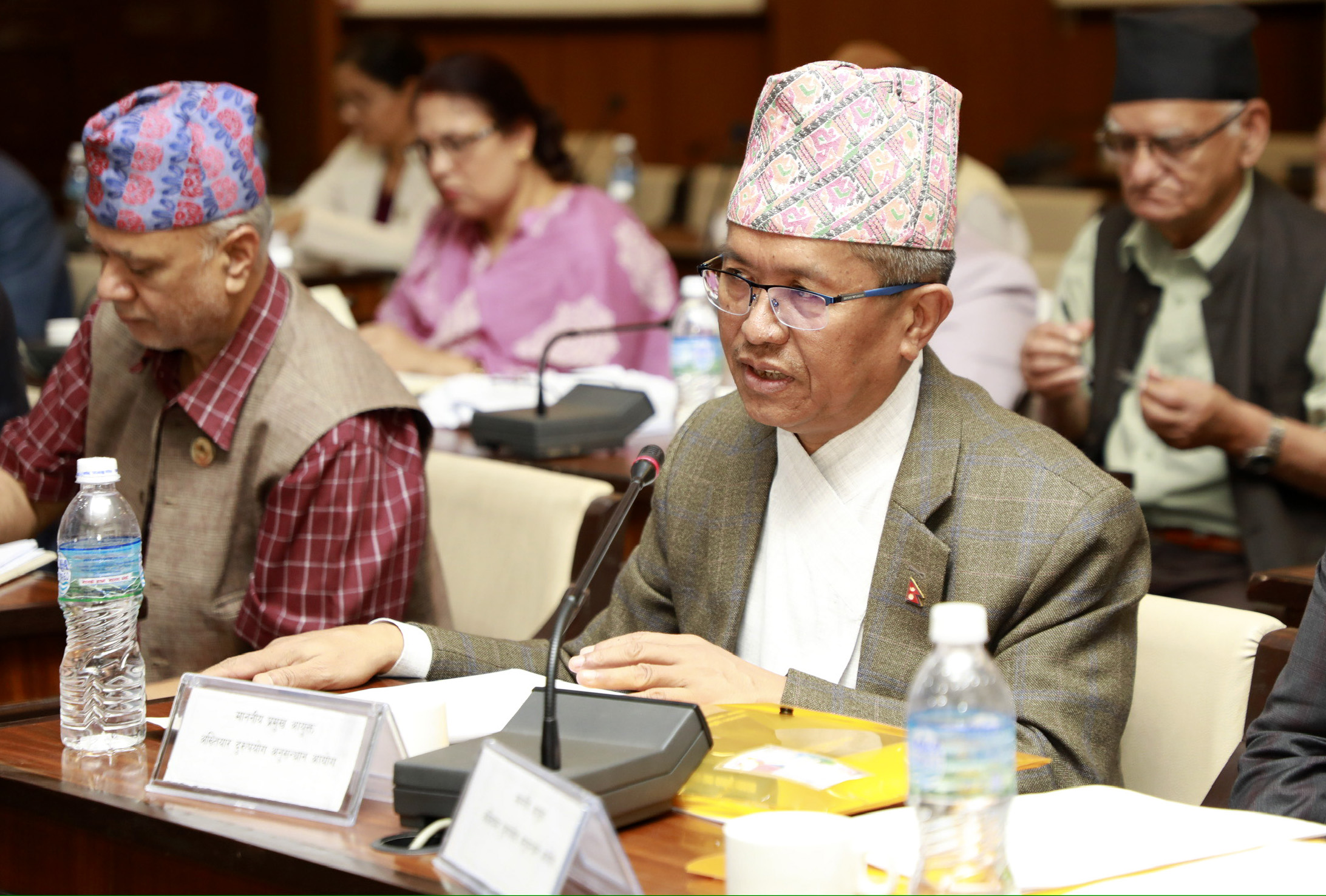 अख्तियार प्रमुख अगाडि राखेर सांसदहरूले भने- प्रधानमन्त्रीले बोलाउँदा जानु मर्यादा समाप्त हुनु हो