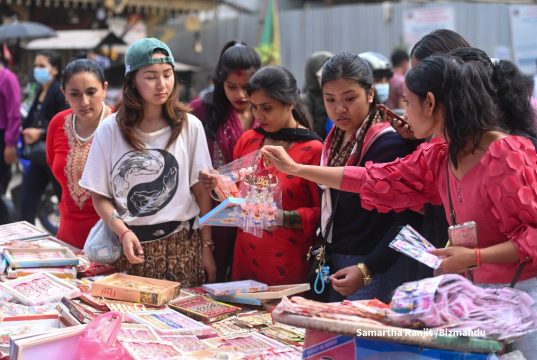 काठमाडौंको असन बजारमा रक्षाबन्धनको किनमेल गर्नेहरूको घुइँचो