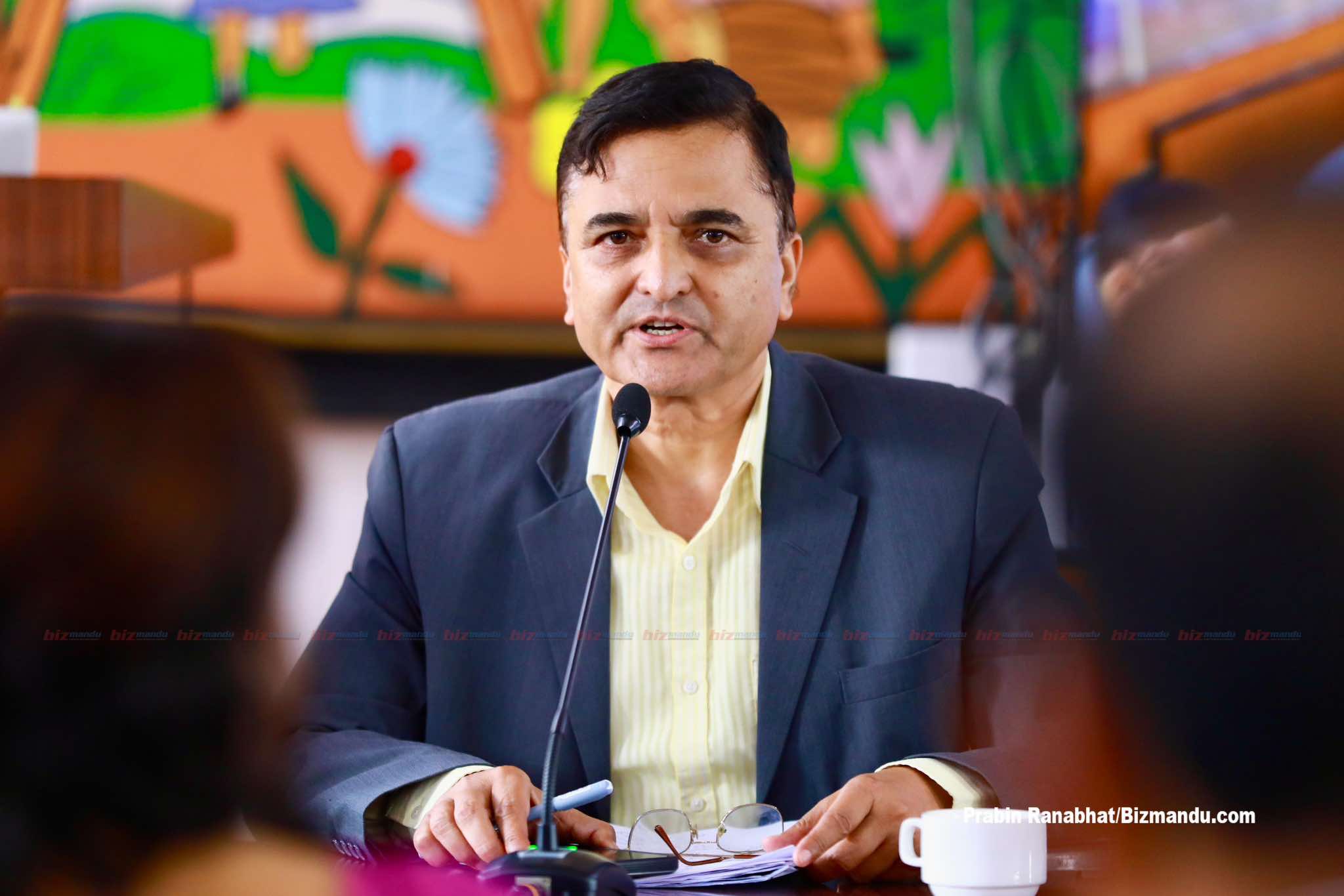 लेखा समिति सभापति पोखरेललाई योगशले थापे काँध, ‘स्पष्टीकरण दिन आवश्यक नै छैन’