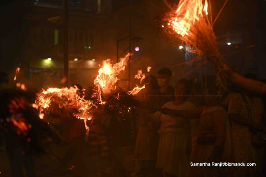 बुंगमति फर्किए रातो मछिन्द्रनाथ, स्थानीयले ‘छ्वाली’ बालेर गरे स्वागत, तस्विरमा जात्राको रौनक
