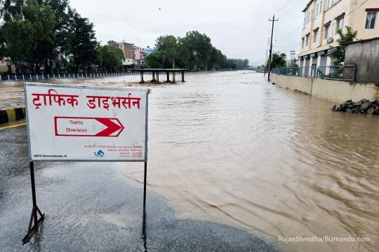 वाग्मतीमा बहाव बढ्दा डुबानमा च्यासल क्षेत्र, करिडोर सडक जलमग्न गरियो ट्राफिक डाइभर्सन