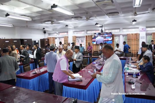 लेखा समितिमा चर्को विवाद, कुलमानलाई कारबाही गर्न एमालेलाई कांग्रेसले दिएन साथ