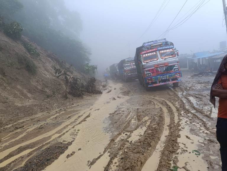 वर्षाले नारायणगढ बुटवल खण्ड पूर्णरुपमा अवरुद्ध, वैकल्पिक सडक प्रयोग गर्न आग्रह वर्षाले नारायणगढ बुटवल खण्ड पूर्णरुपमा अवरुद्ध, वैकल्पिक सडक प्रयोग गर्न आग्रह