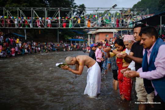 पितृको सम्झनामा गोकर्णेश्वरमा तर्पण र पिण्डदान, वाग्मतीमा स्नान