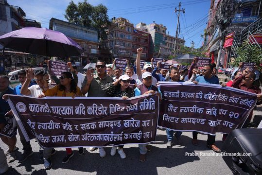 नदीमा थप २० मिटर मापदण्डविरुद्ध सडकमा ओर्लिए गोकर्णेश्वरका बासिन्दा, निर्णय खारेजीको माग