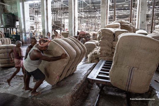 १० अर्बको जुट निर्यातमा धक्का लाग्ने भएपछि नेपाली उद्यमी नयाँदिल्लीमा, स्वर्णिम-सीतारमणबीच पनि छलफल