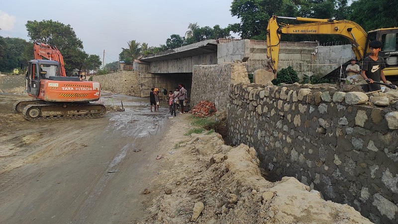 हुलाकी राजमार्गअन्तर्गत कालिया खोलामा पुल र आसपास सडक कालोपत्र नहुँदा समस्या