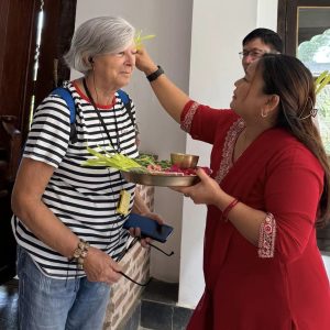 ठमेलमा पर्यटकले पनि लगाए टीका र जमरा, मौलिक परम्परा प्रवर्धनमा सहयोग पुग्ने