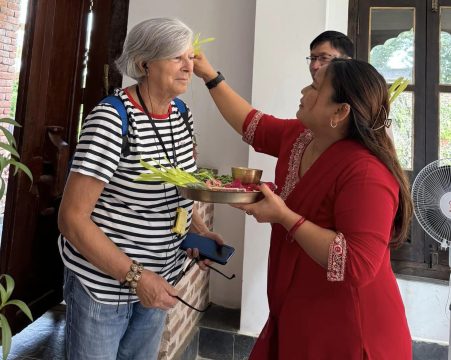 ठमेलमा पर्यटकले पनि लगाए टीका र जमरा, मौलिक परम्परा प्रवर्धनमा सहयोग पुग्ने