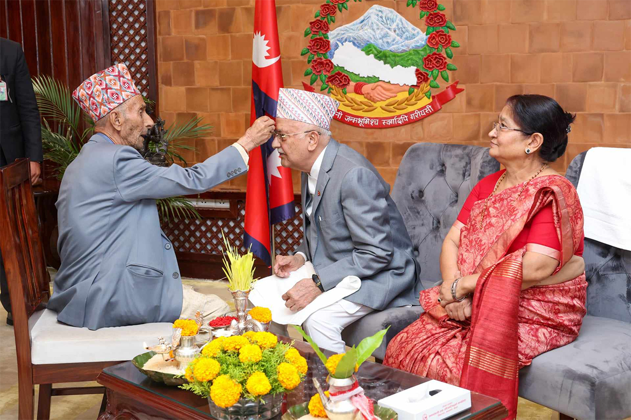 बुवाको हातबाट टिका थापेका प्रधानमन्त्री ओलीले सर्वसाधारणलाई भने टिका नलगाइदिने, यस्तो छ कारण बुवाको हातबाट टिका थापेका प्रधानमन्त्री ओलीले सर्वसाधारणलाई भने टिका नलगाइदिने, यस्तो छ कारण