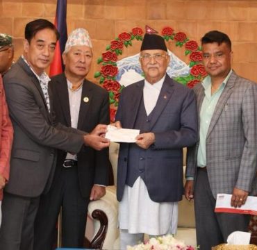 बाढीपहिरो पीडितलाई प्रभु इन्स्योरेन्सको २५ लाख सहयोग, प्रधानमन्त्रीलाई चेक हस्तान्तरण