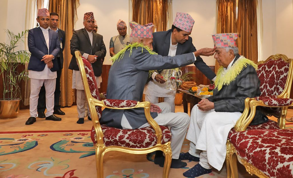 राष्ट्रपति पौडेलले ९४ वर्षका दाजुका हातबाट टिका लगाए, ३ बजेदेखि सर्वसाधारणलाई लगाइदिने राष्ट्रपति पौडेलले ९४ वर्षका दाजुका हातबाट टिका लगाए, ३ बजेदेखि सर्वसाधारणलाई लगाइदिने