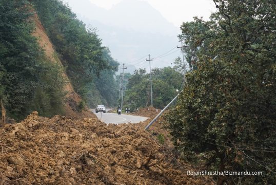 पहिरो छल्दै सांसदहरु हेटौंडा पुगे, प्रदेशसभा पुग्दा सूचना टाँसेर बैठक ४ दिन स्थगित