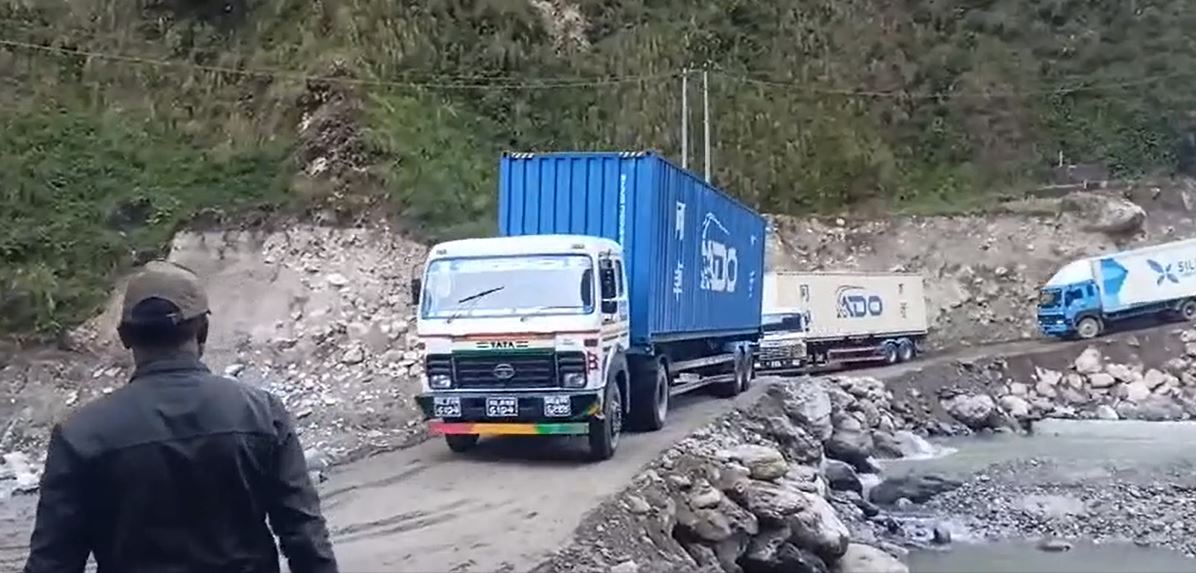 गाडीको कुम्भमेला अघि अटो व्यवसायीलाई वर्षेनि सडकले तनाव, प्रदर्शनी नजिकिंदा बाटोमै अलपत्र