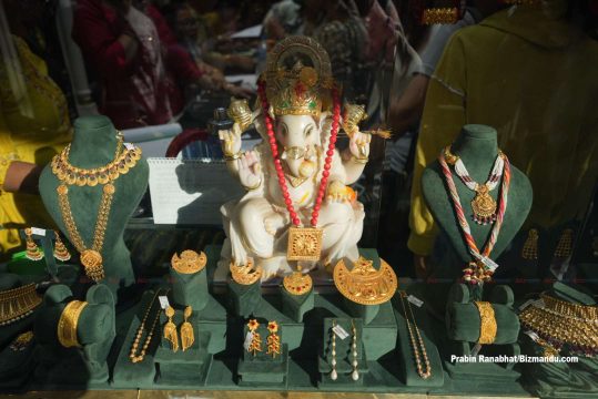 सुनचाँदीको भाउमा गिरावट, सुन तोलामा ४०० र चाँदी ५ रुपैयाँले घट्यो, कारोबार मूल्य कति?