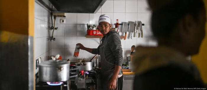 खाडी र एसियाबाट टाढिँदै नेपाली कामदार, किन ‘फेबरेट’ बन्दैछ युरोप?