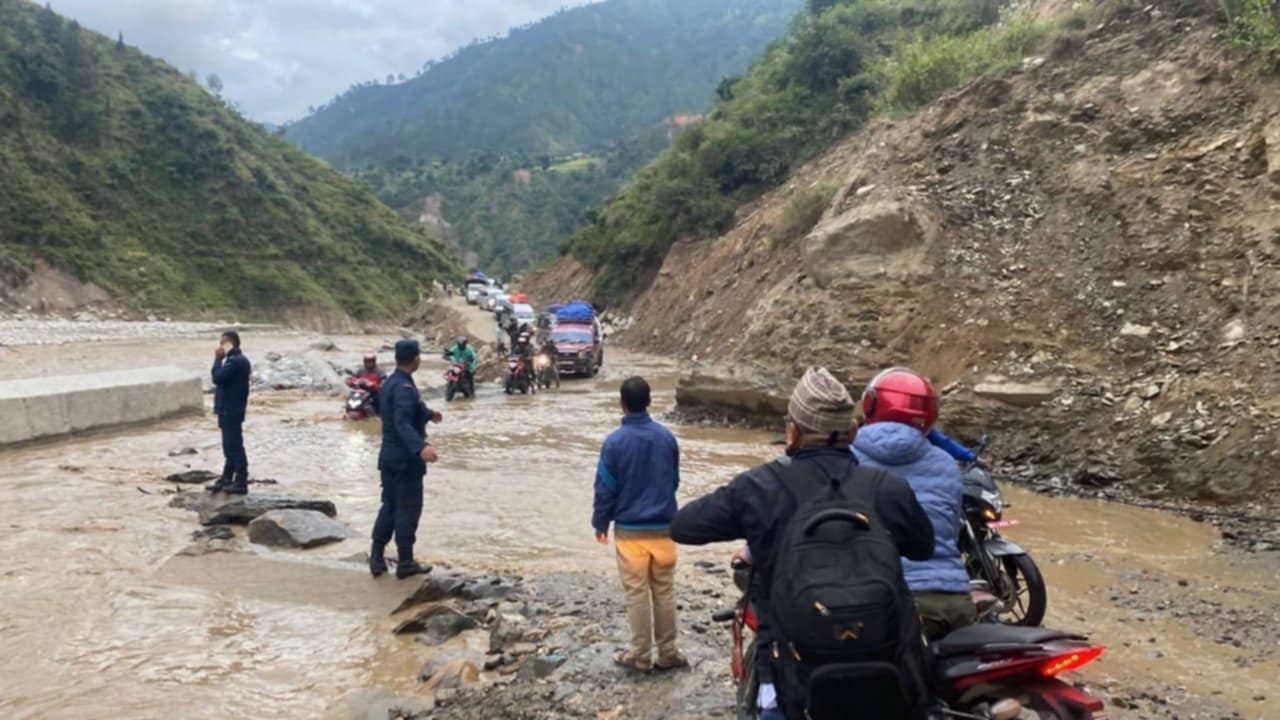 रोशीको बाढीले डाइभर्सन बगाउदा अवरुद्ध बिपी राजमार्ग १६ घण्टापछि पुनः सञ्चालनमा रोशीको बाढीले डाइभर्सन बगाउदा अवरुद्ध बिपी राजमार्ग १६ घण्टापछि पुनः सञ्चालनमा