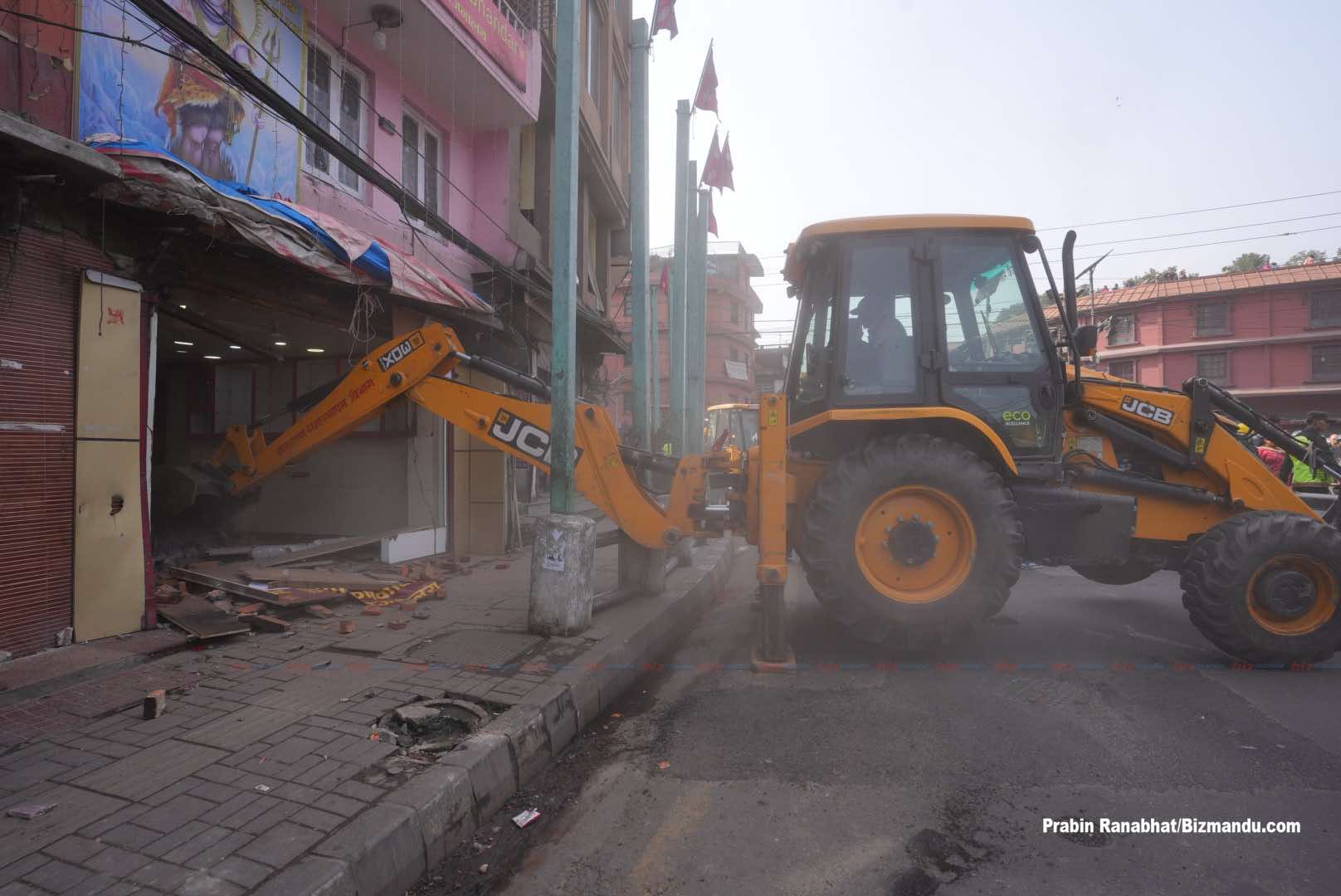 काठमाडौं महानगरले गौशालाका अतिक्रमित संरचनामा चलायो डोजर, स्थानीयको विरोध