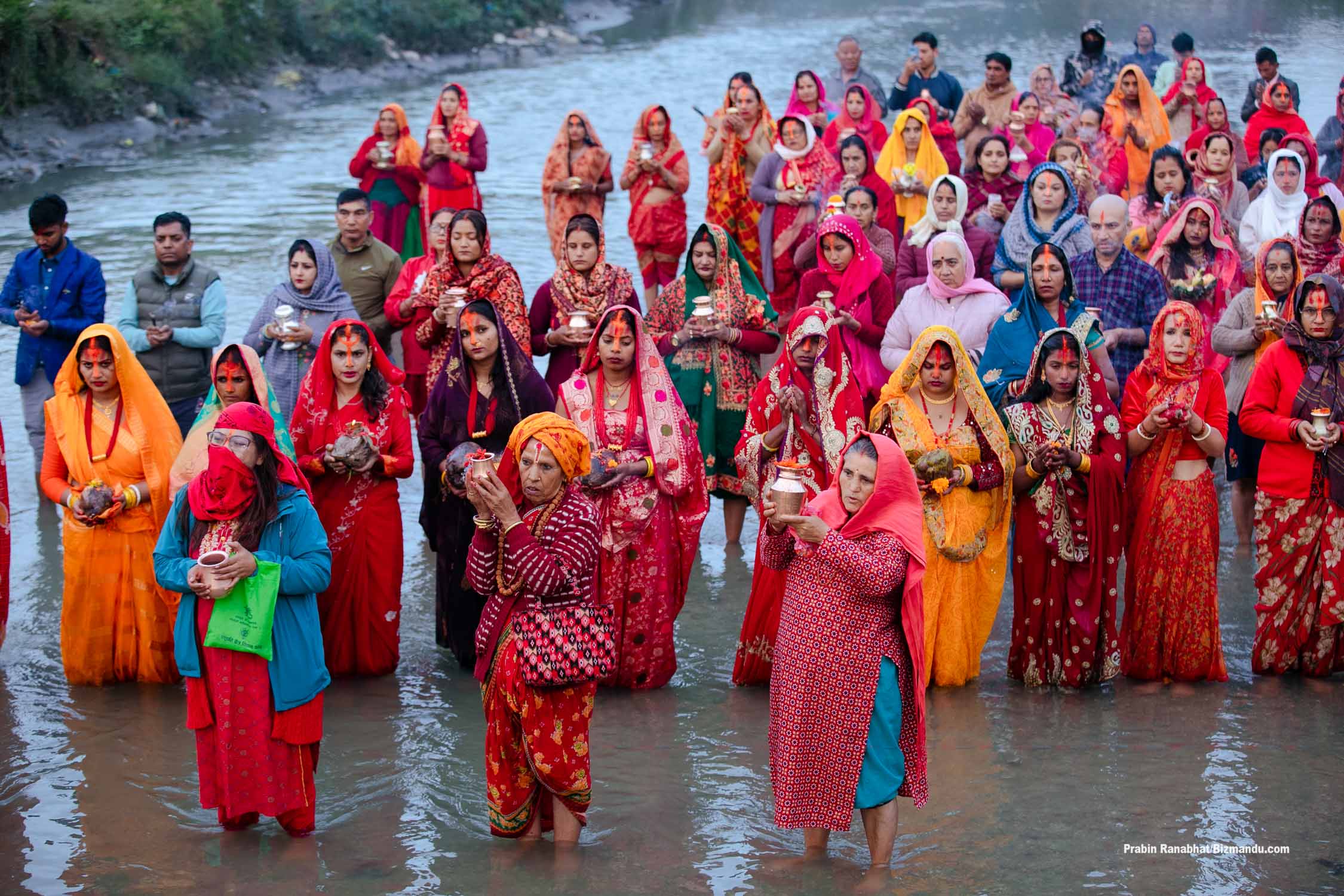 काठमाडौंका जलाशयमा उदाउँदो सूर्यलाई अर्घ्य दिएपछि सकियो छठ (तस्विरहरु) काठमाडौंका जलाशयमा उदाउँदो सूर्यलाई अर्घ्य दिएपछि सकियो छठ (तस्विरहरु)