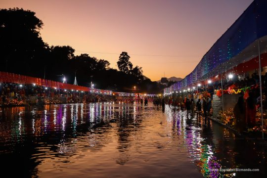 छठ पर्वको मुख्य दिनः उपत्यकामा जलाशयमा तीर्थालुको भीड [तस्बिरहरु]