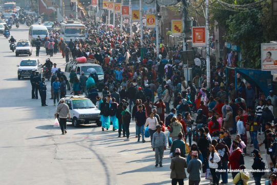 एमालेको प्रदर्शनका कारण सार्वजनिक यातायात नचल्दा यात्रुलाई हदैसम्मको सास्ती
